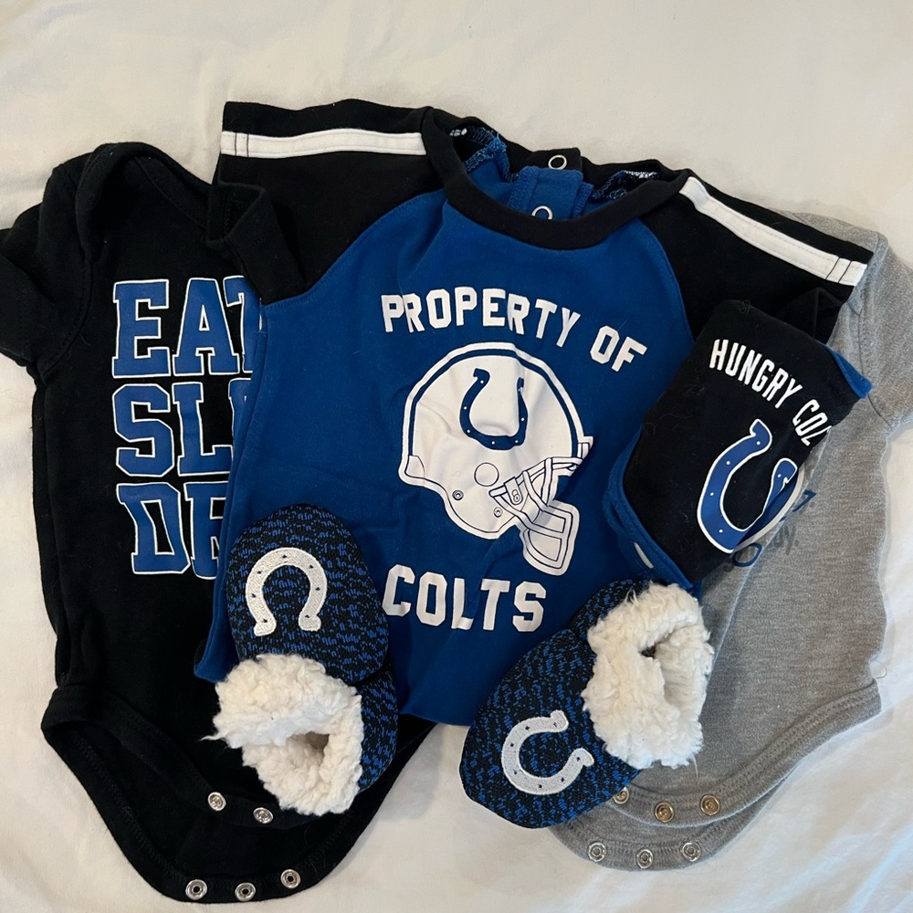 Colts baby gear. Onesies, bib and slippers. Football time!